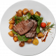 Plato de carne asada jugosa acompañada de papas doradas, espinacas frescas y un tomate cherry, decorado con ramitas de romero. Ideal para una comida nutritiva y deliciosa.