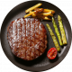 Plato de carne asada jugosa acompañada de papas fritas y espárragos verdes, servido en un plato negro.