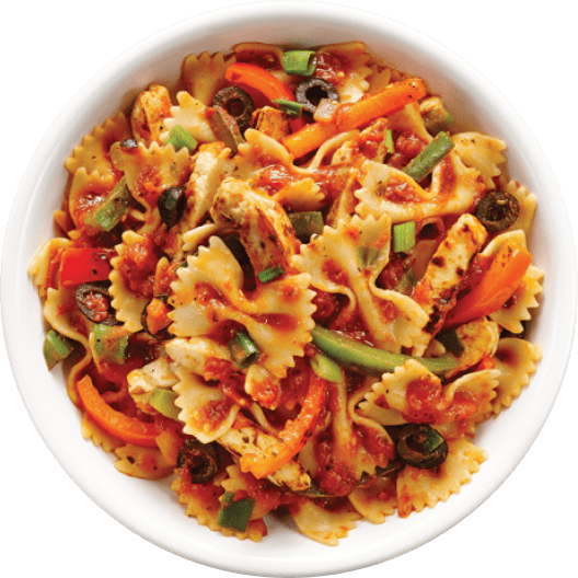 Plato de pasta farfalle con salsa de tomate, pimientos y verduras, servido en un tazón blanco.