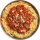 Plato de espagueti servido con salsa de carne roja, decorado con queso rallado y hierbas frescas, presentado en un tazón colorido.