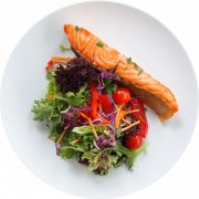 Filete de salmón fresco servido sobre una cama de ensalada variada con lechuga, tomates cherry y tiras de zanahoria. Ideal para una comida saludable.