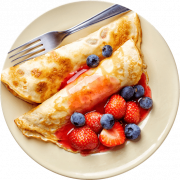 Plato de crepas doradas rellenas de mermelada y acompañadas de fresas y arándanos, servido con un tenedor. Ideal para un desayuno delicioso y nutritivo.