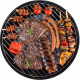 Plato de carne a la parrilla con filetes, salchichas, brochetas de verduras y tomates cherry, presentado sobre una parrilla. Ideal para amantes de las barbacoas y la cocina al aire libre.