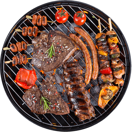 Plato de carne a la parrilla con filetes, salchichas, brochetas de verduras y tomates cherry, presentado sobre una parrilla. Ideal para amantes de las barbacoas y la cocina al aire libre.