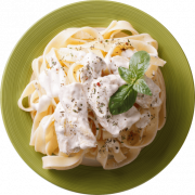 Plato de fettuccine con salsa cremosa, decorado con hojas de albahaca fresca y espolvoreado con hierbas. Ideal para amantes de la pasta.