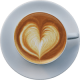Taza de café con arte latte en forma de corazón sobre un plato blanco, ideal para amantes del café y la estética.