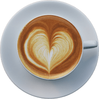 Taza de café con arte latte en forma de corazón sobre un plato blanco, ideal para amantes del café y la estética.