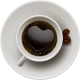 Taza de café negro con forma de corazón en la superficie, acompañada de granos de café en un plato blanco. Ideal para amantes del café y la estética.