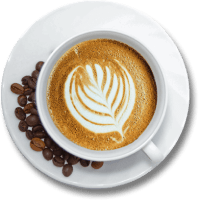 Taza de café con arte latte en forma de hoja, acompañada de granos de café en un plato blanco.