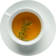 Taza de té de hierbas con una ramita de romero, sobre un fondo blanco.