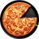 Pizza con pepperoni y piña, presentada en un plato negro, con una porción retirada. Ideal para amantes de la combinación de sabores dulces y salados.
