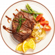 Plato de carne asada con salsa, acompañado de espárragos, pasta, tomates cherry y rodajas de limón. Ideal para una comida nutritiva y deliciosa.