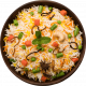 Plato de biryani con arroz basmati, zanahorias, guisantes, anacardos, hierbas frescas y especias, presentado en un tazón oscuro.